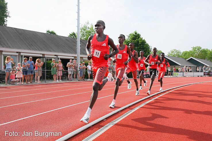 De Afrikaanse atleten op de atletiekbaan van AV PEC 1910 in Zwolle.