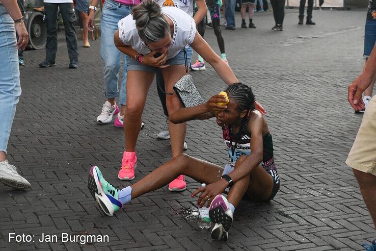 Winnares Nigsti Haftu koelt af na de finish van de Zwolse Halve Marathon in 2023.