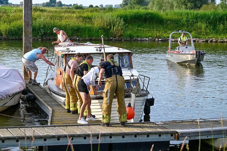 Het plezierjacht ligt afgemeerd in de haven van Wijhe na de reddingsactie.