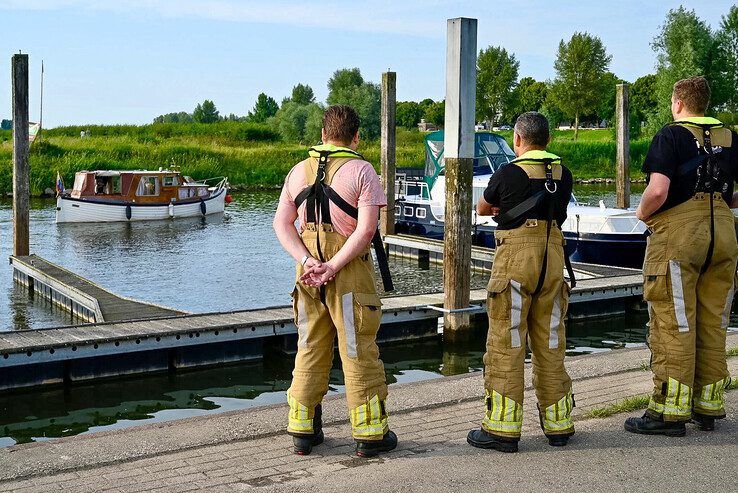 Plezierjacht loopt vast op IJssel, brandweer helpt opvarenden