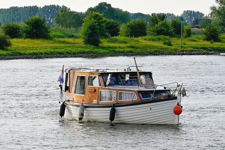 Plezierjacht loopt vast op IJssel, brandweer helpt opvarenden