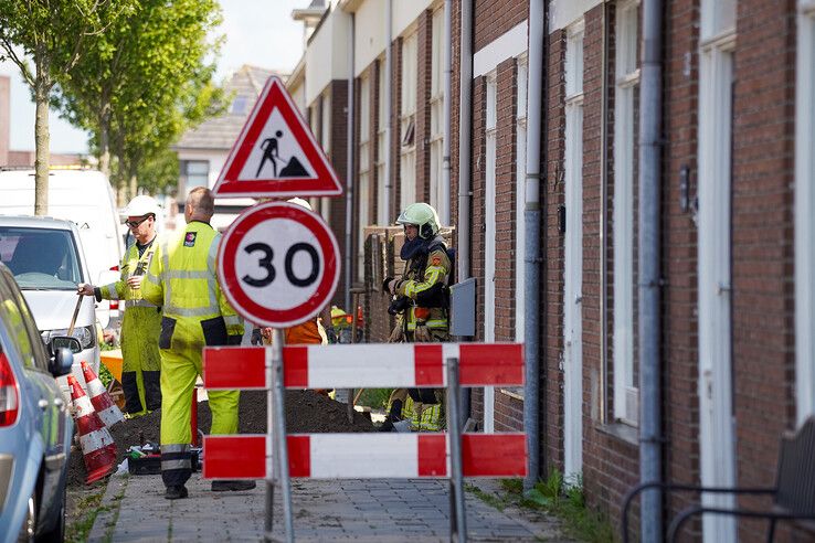 Monteurs van Enexis dichten het gaslek in de Noordstraat.