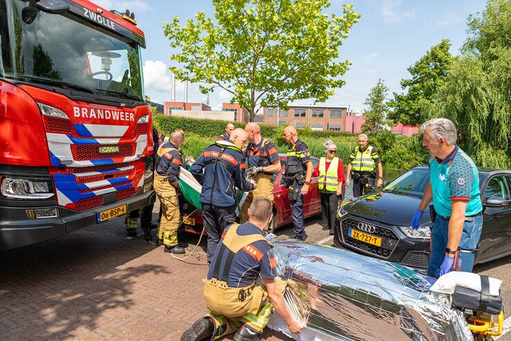 Hulpdiensten halen vrouw uit het water bij de Hanzelaan in Zwolle.