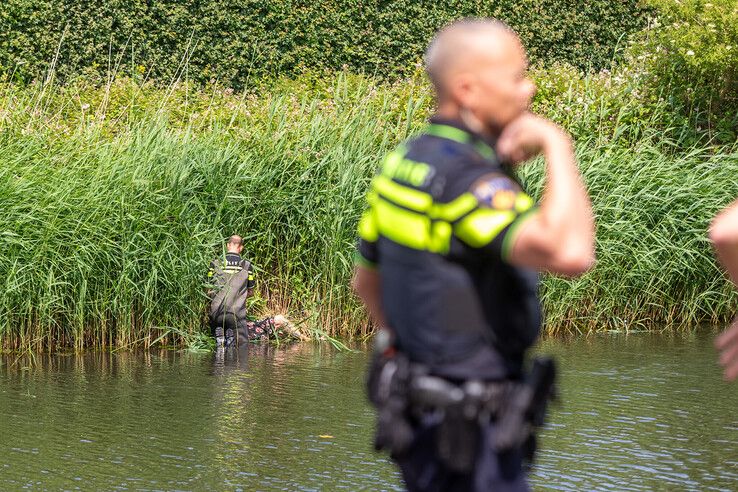 Vrouw springt in water bij Hanzelaan in Zwolle, gered door politie en brandweer
