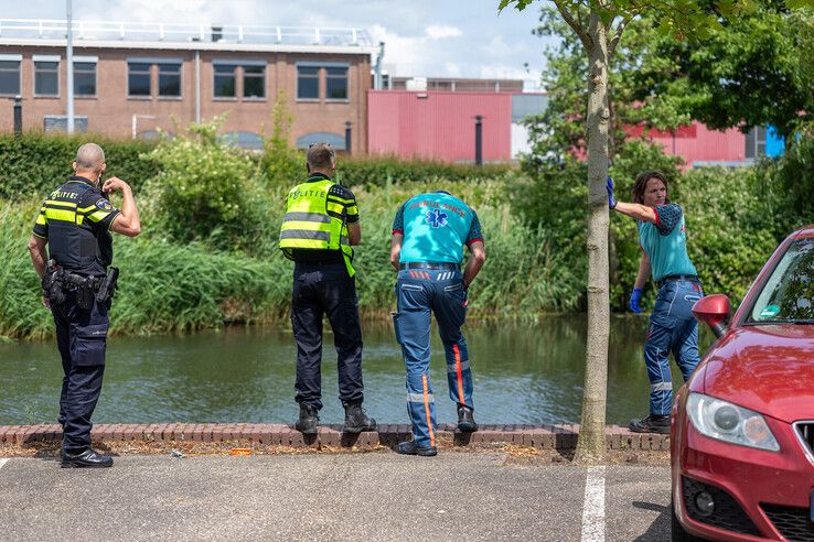 Vrouw springt in water bij Hanzelaan in Zwolle, gered door politie en brandweer