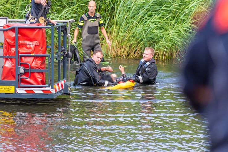 Vrouw springt in water bij Hanzelaan in Zwolle, gered door politie en brandweer