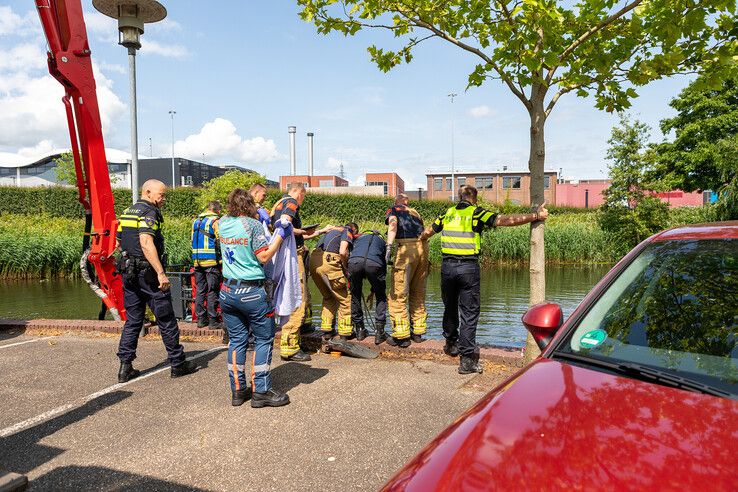 Vrouw springt in water bij Hanzelaan in Zwolle, gered door politie en brandweer