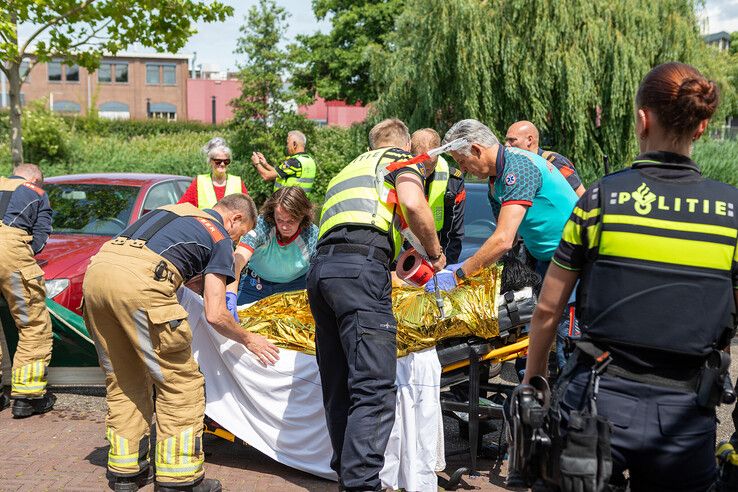 Vrouw springt in water bij Hanzelaan in Zwolle, gered door politie en brandweer
