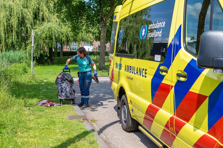 Vrouw springt in water bij Hanzelaan in Zwolle, gered door politie en brandweer