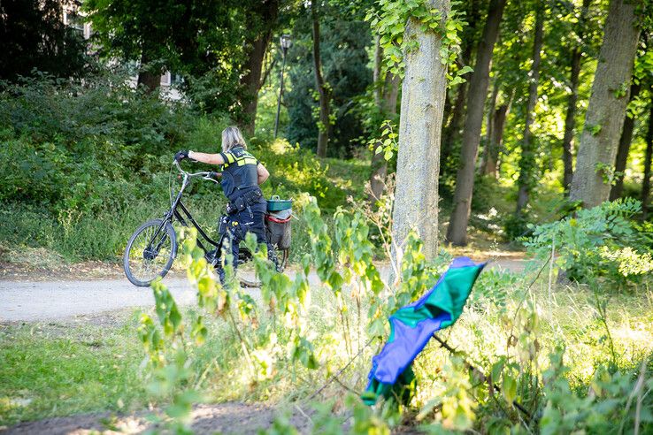 In beeld: Voorbijgangers en agenten redden man uit stadsgracht in Zwolle