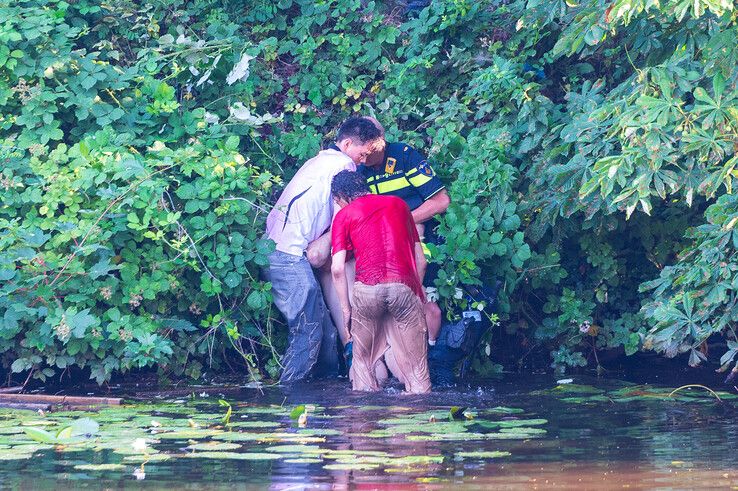 Voorbijgangers en een politieagente redden de drenkeling.