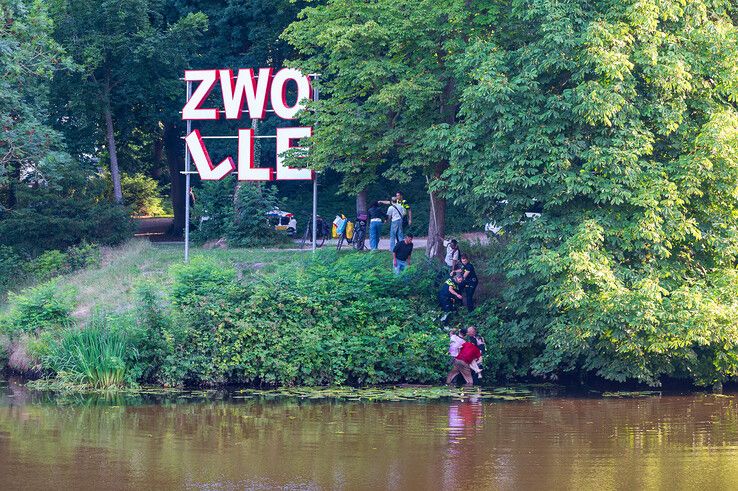 In beeld: Voorbijgangers en agenten redden man uit stadsgracht in Zwolle