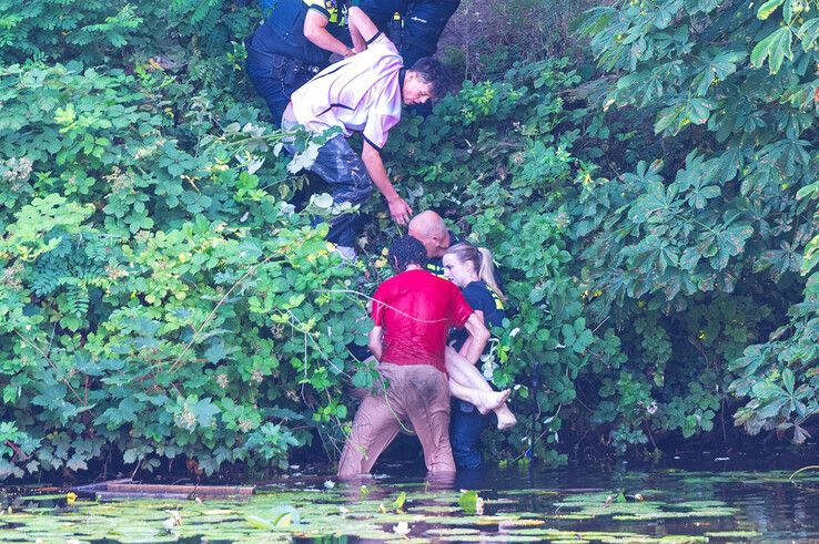 In beeld: Voorbijgangers en agenten redden man uit stadsgracht in Zwolle