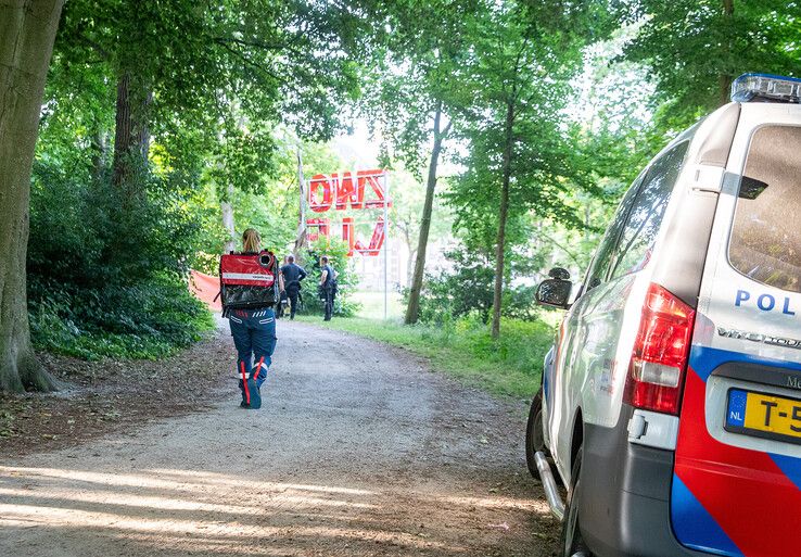 In beeld: Voorbijgangers en agenten redden man uit stadsgracht in Zwolle