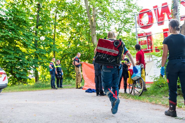 In beeld: Voorbijgangers en agenten redden man uit stadsgracht in Zwolle