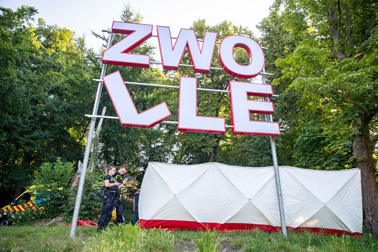 In beeld: Voorbijgangers en agenten redden man uit stadsgracht in Zwolle