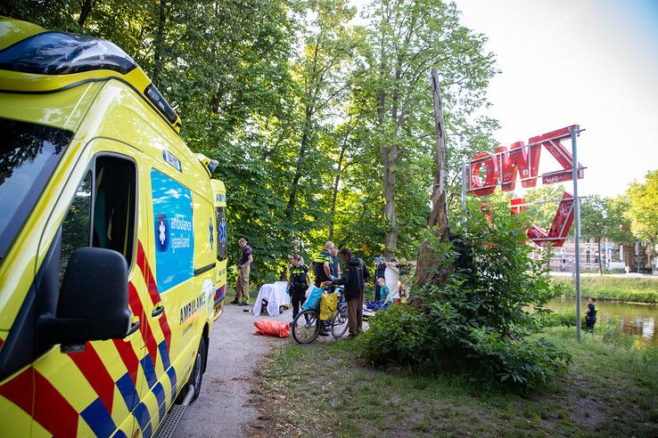 In beeld: Voorbijgangers en agenten redden man uit stadsgracht in Zwolle