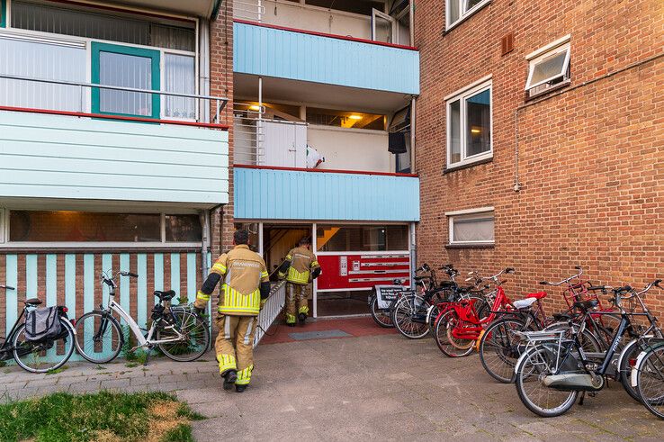 Flat in Zwolle geteisterd door stank uit vervuilde woning, brandweer grijpt in