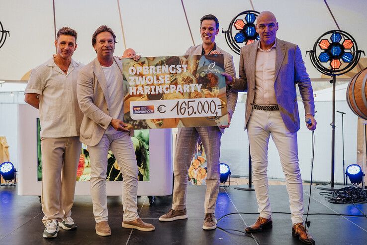 De cheque met opbrengst van de Zwolse Haringparty.