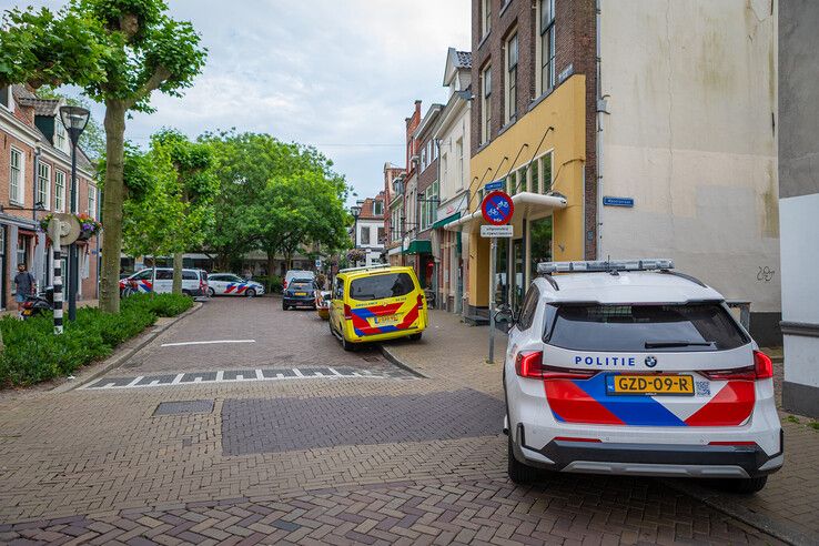 Politie en ambulancedienst op de Vispoortenplas na het handgemeen.