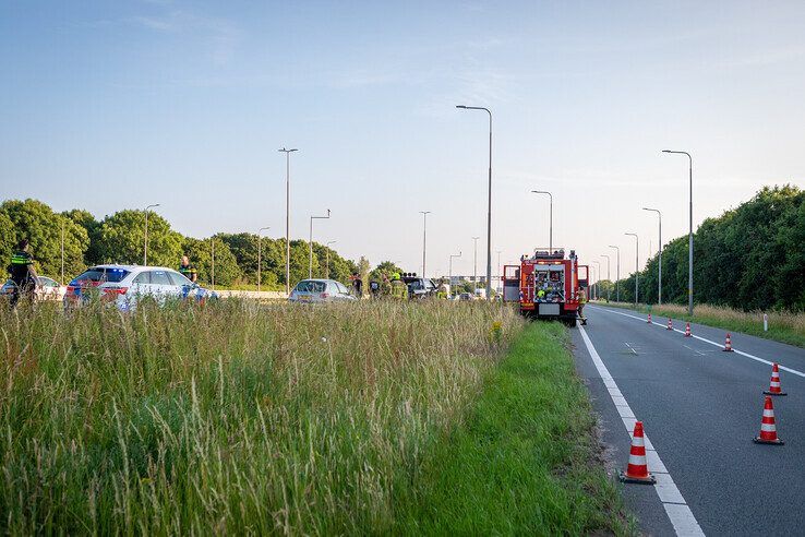 Wiel vliegt van pick-up op A28 bij Zwolle, personenauto raakt beschadigd