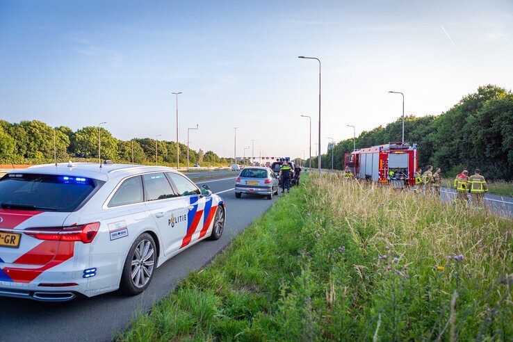 Wiel vliegt van pick-up op A28 bij Zwolle, personenauto raakt beschadigd