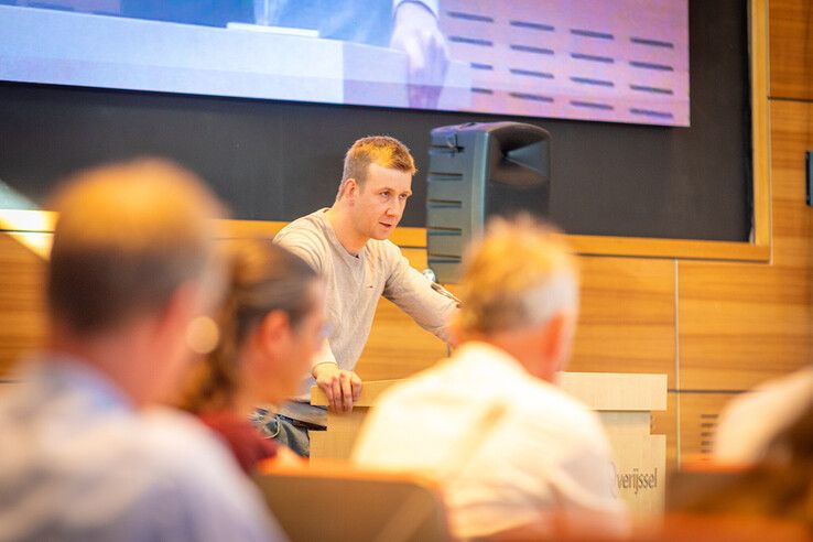 In beeld: Rumoerig debat over azc in Zwolle, besluit volgt volgende maand