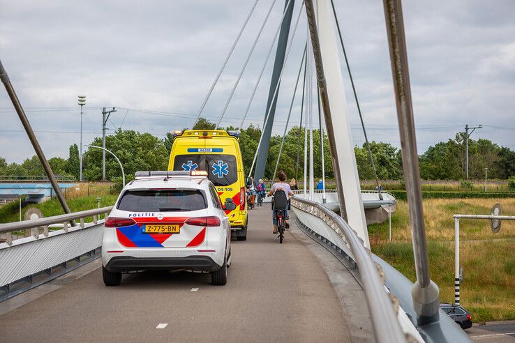 Een fietser raakte gewond op de Westenholterbrug in Zwolle.