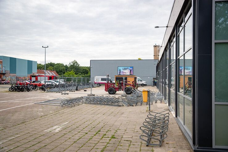 In beeld: School ontruimd in Zwolle na gaslek in meterkast