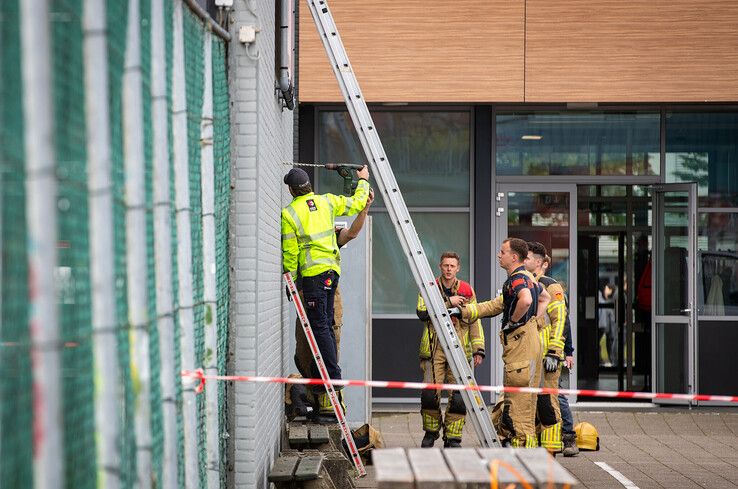 In beeld: School ontruimd in Zwolle na gaslek in meterkast