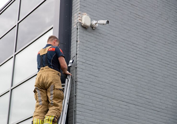 In beeld: School ontruimd in Zwolle na gaslek in meterkast