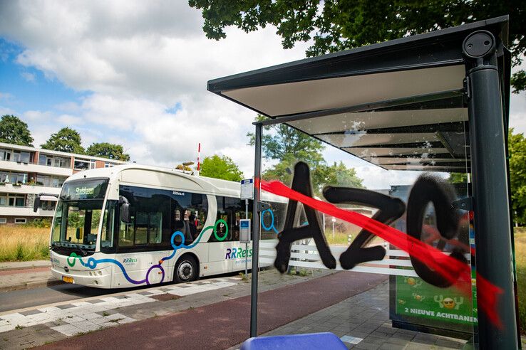 De graffiti op een bushokje in Holtenbroek.