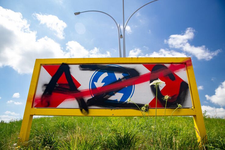 Zwolle beklad met graffititeksten rond omstreden azc-plan De Tippe