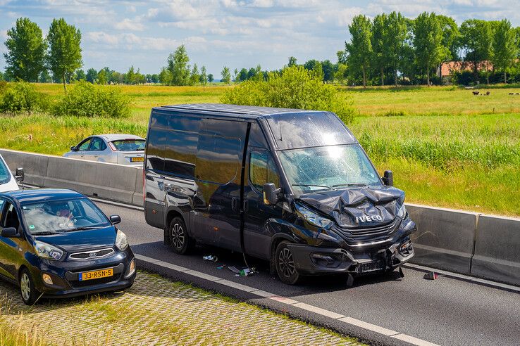 Kettingbotsing op N50 bij Kampen, bestelbus rijdt door