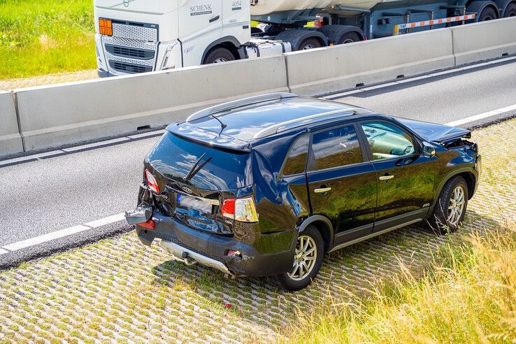 Kettingbotsing op N50 bij Kampen, bestelbus rijdt door