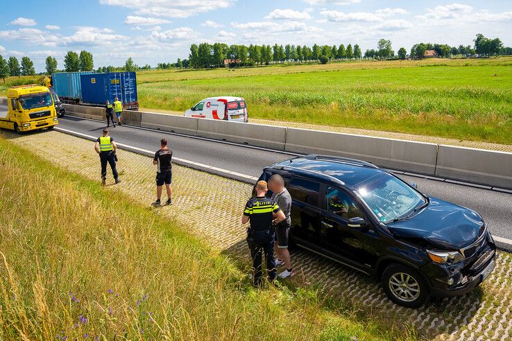 Kettingbotsing op N50 bij Kampen, bestelbus rijdt door
