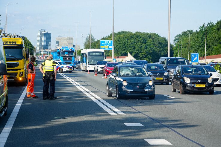 Door de botsing op de A28 bij Zwolle raakte iemand gewond.