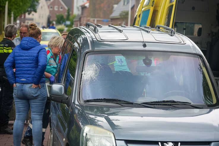 Een fietsster raakte ernstig gewond bij de aanrijding in Dalfsen.