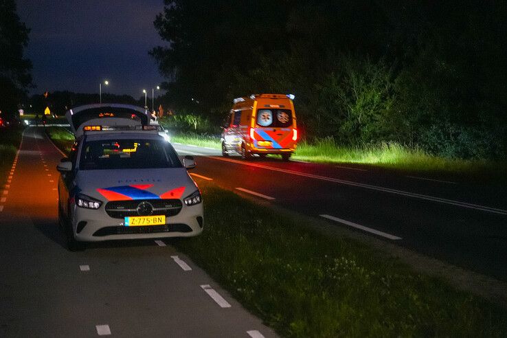 Auto belandt op de kop onderaan dijk in Kampen