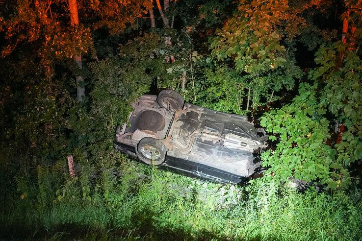 Auto belandt op de kop onderaan dijk in Kampen