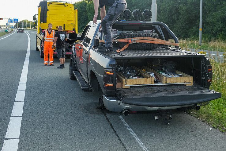 De pick-up truck op vluchtstrook A28, zonder linker achterwiel.