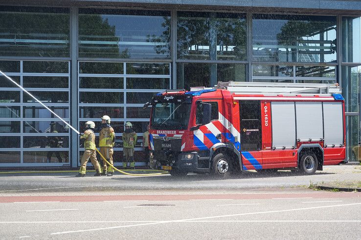 Brandweer Zwolle herdenkt omgekomen collega’s met waterboog bij kazerne