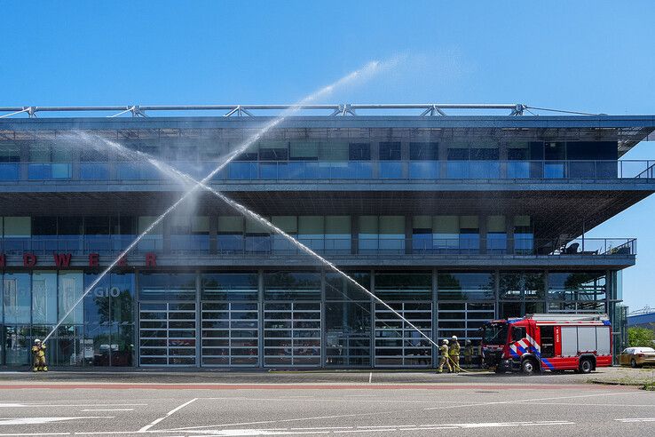 Brandweer Zwolle herdenkt omgekomen collega’s met waterboog bij kazerne