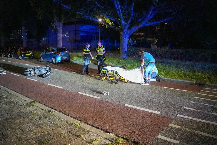 Een scooterrijder raakte zwaargewond op de Monteverdilaan in Zwolle.