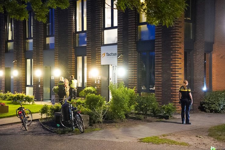 Agenten bij de Tactus-verslavingskliniek aan de Pannekoekendijk in Zwolle.