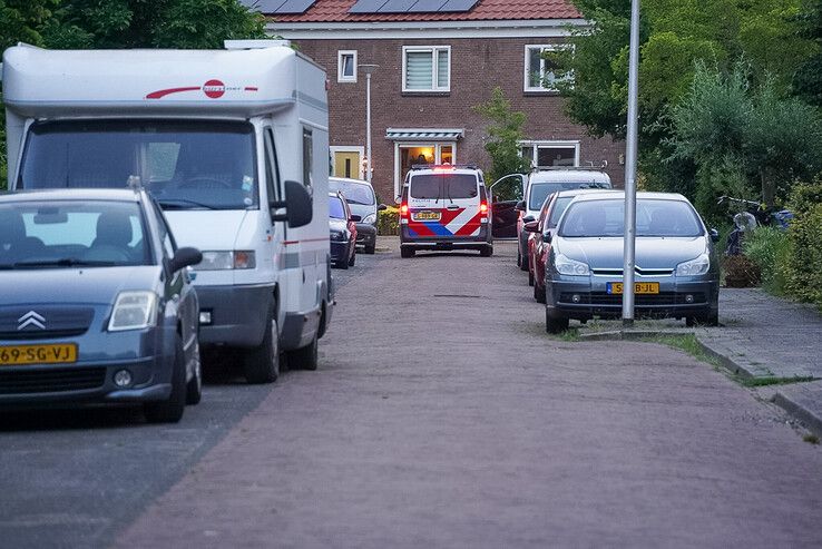 Een politiebusje in Pierik na de aanhouding en lossen van het schot.