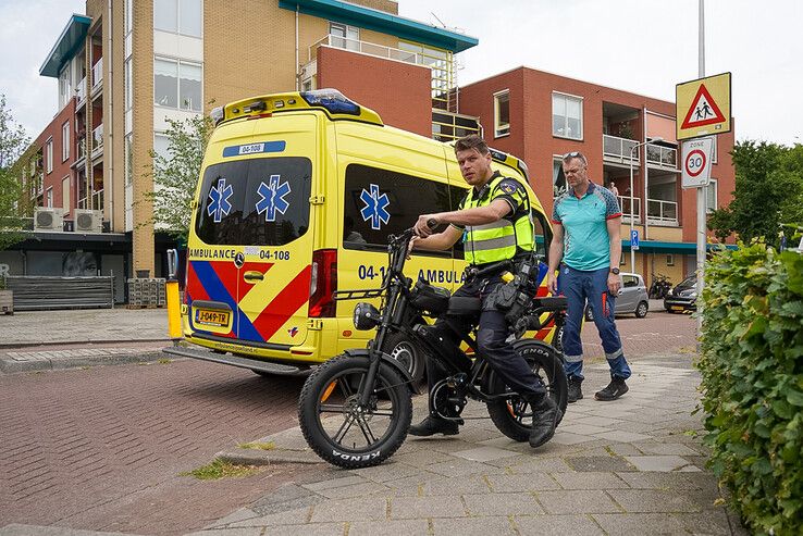 Een politieman controleert de fatbike na het ongeval in Zwolle.