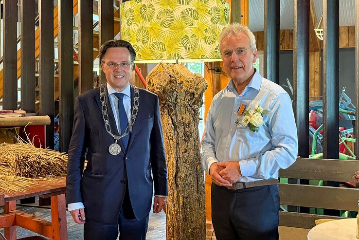 Van links af: Burgemeester Eddy Bilder en Jan Haverkate (68). 