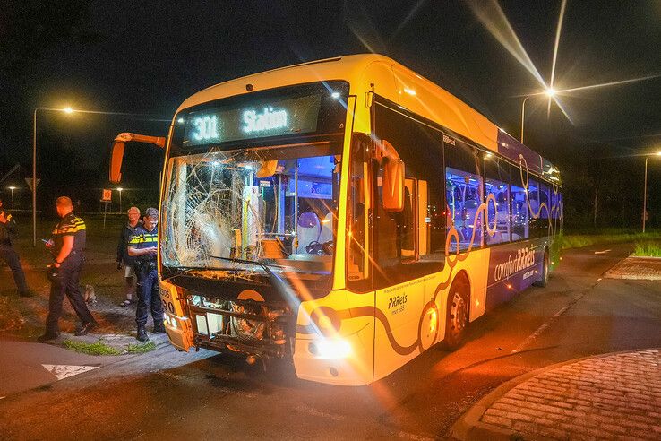 Bij de botsing met de streekbus raakte een snorfietser gewond.
