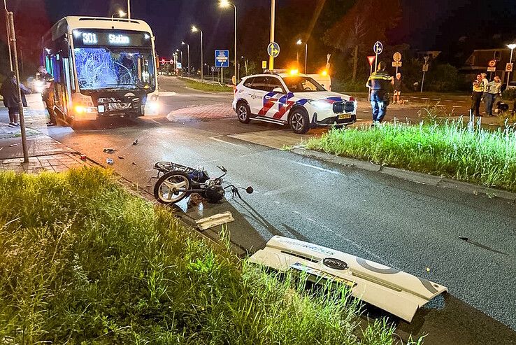 Snorfietser met spoed en politiebegeleiding naar ziekenhuis na botsing met streekbus in Zwolle